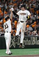 　４回、キャベッジは右越えにソロを放ち、ジャンプしながら本塁に向かう（撮影・佐藤厚）