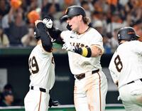 　８回、勝ち越し３ランを放ち、一走・若林（左）とタッチを交わすキャベッジ