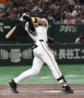 　８回、キャベッジは左中間に勝ち越しの３ランを放つ（撮影・佐藤厚）