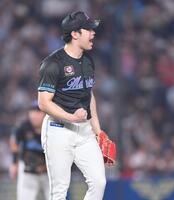 　７回、周東を三振に仕留めガッツポーズを決める種市（撮影・開出牧）