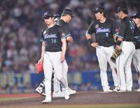 　８回、嶺井に右前打を打たれ降板した種市（手前）＝撮影・開出牧