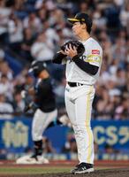 　２回、山口（奥）に先制の３ランを浴びた前田悠