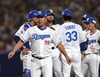 　９回、自らマウンドに出向いた井上監督（中央左）＝撮影・北村雅宏