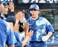 　３回、右越えソロを放ち、ナインに迎えられる佐野