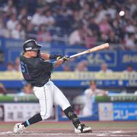 　６回、右前適時打を放つ山口（撮影・開出牧）