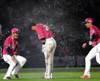 　サヨナラ打を放ちナインから祝福を受ける黒川（中央）