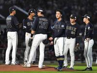 　７回途中、岸田監督（左端）から交代を告げられる田嶋（右から３人目）