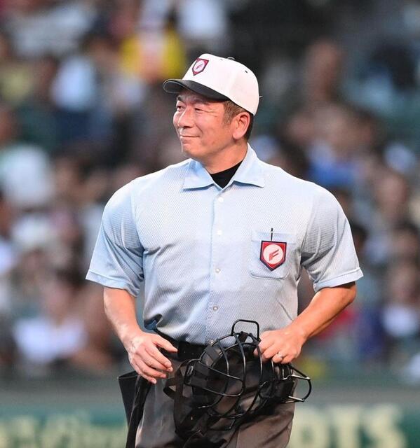 夏の甲子園 審判員も涼しげスタイルでゲームをさばく 白帽子＆白