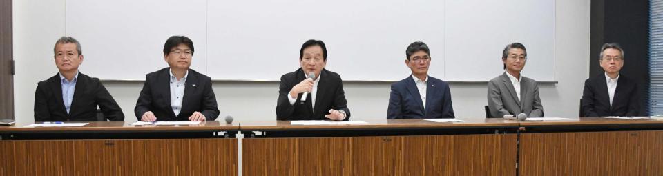 　会見する（左から）朝田理事（中日）、岡崎理事（ヤクルト）、鈴木理事長（広島）、三原理事（ＤｅＮＡ）、嶌村理事（阪神）、星理事（巨人）＝代表撮影