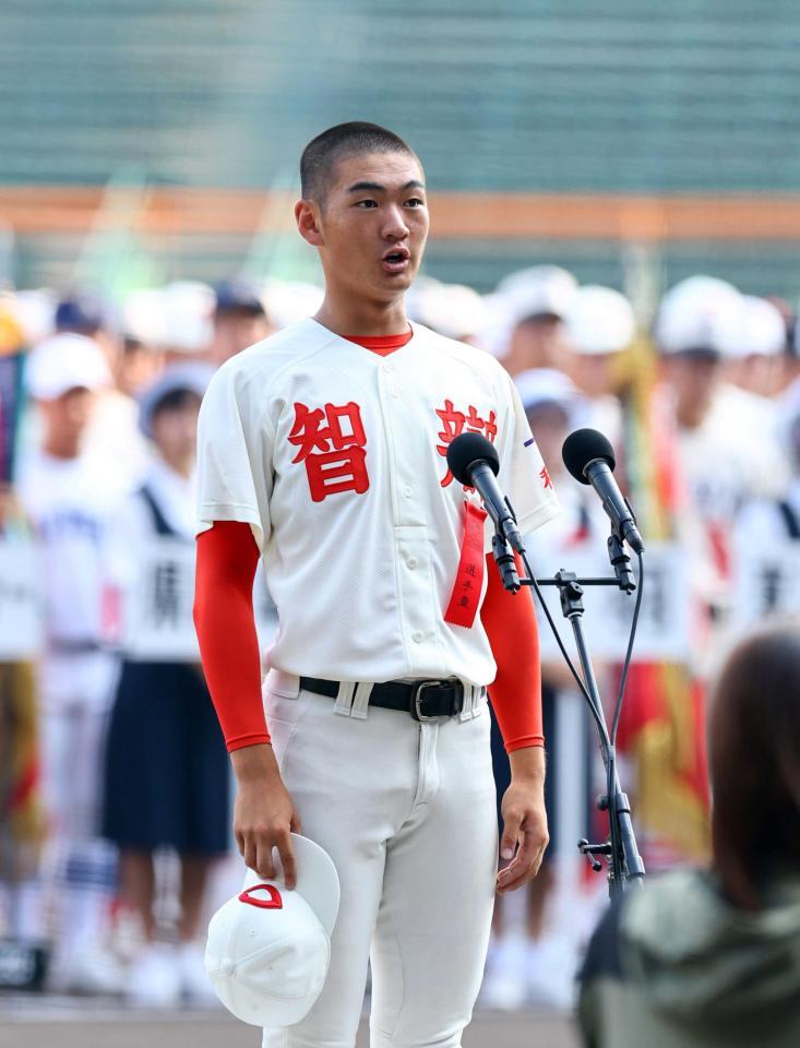 　開会式のリハーサルで選手宣誓する智弁和歌山・山田希主将（撮影・山口登）