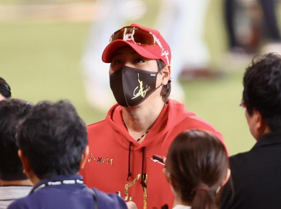 　試合前、囲み取材を受ける新庄監督（撮影・中島達哉）