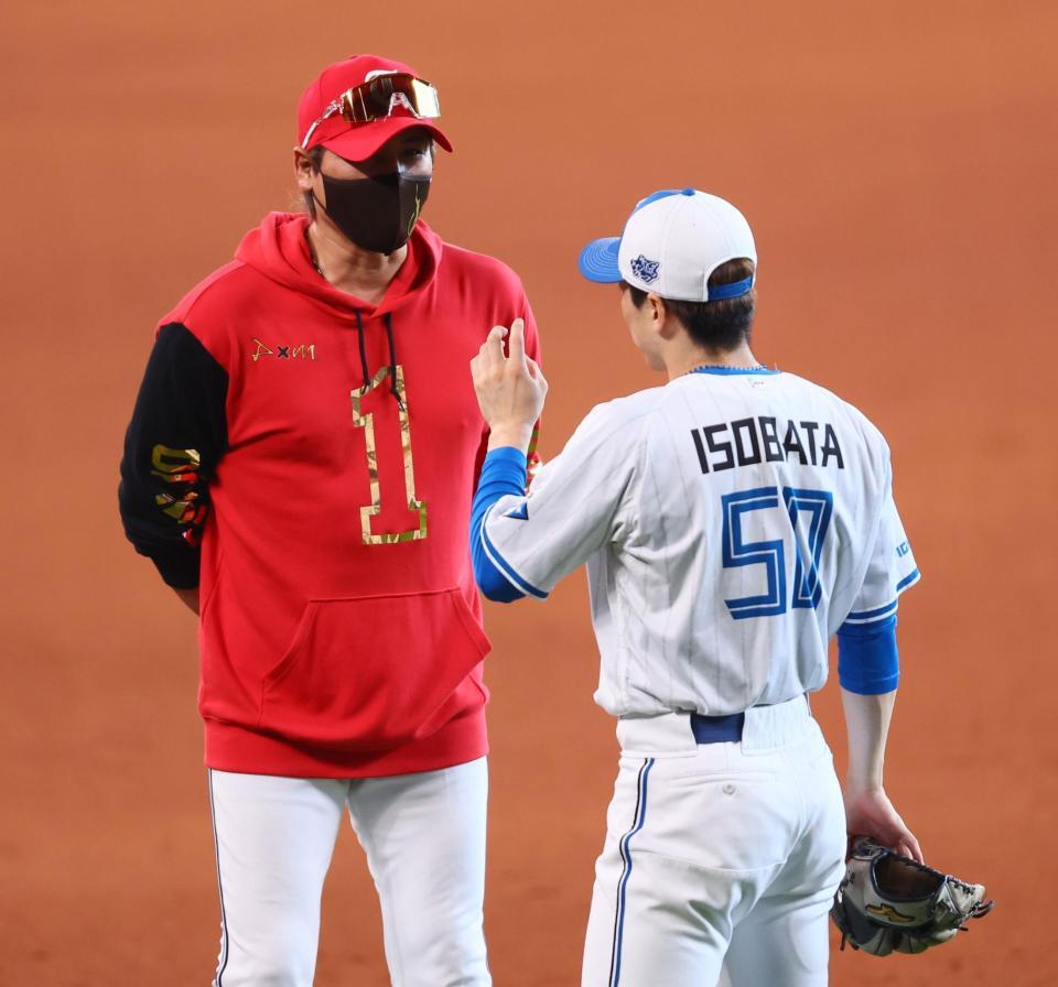 　試合前、五十幡（右）と話をする新庄監督（撮影・中島達哉）