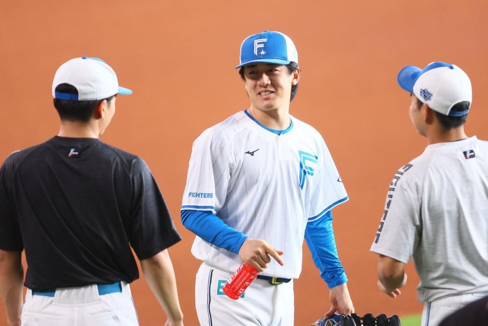 　郡司（左）らと談笑する北山（中央）＝撮影・中島達哉