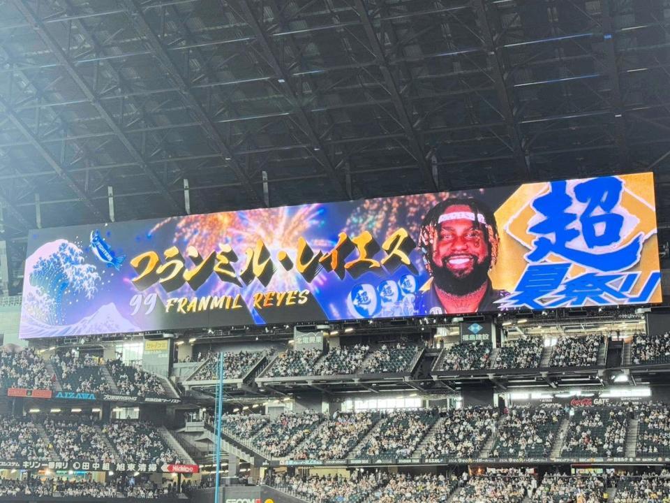 　夏祭り仕様に変化したレイエスの紹介ビジョン