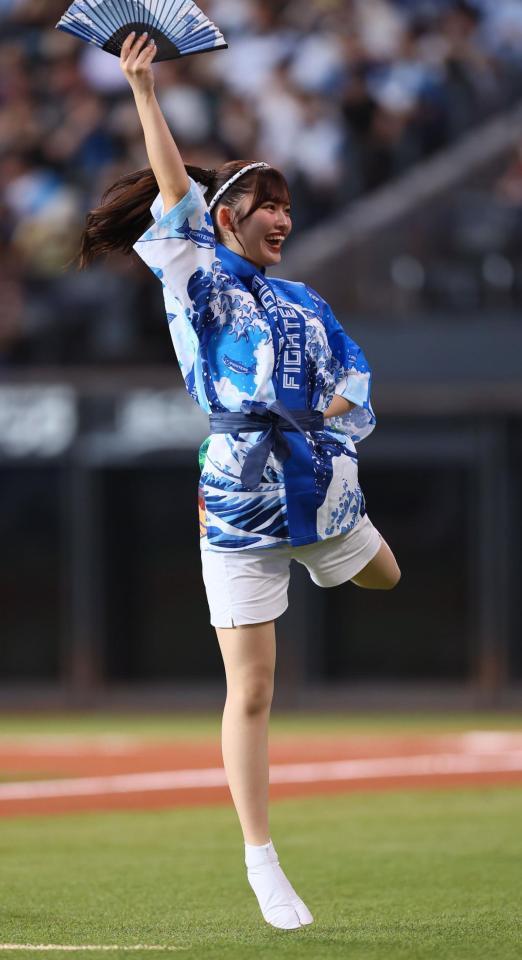 　夏祭りの法被を着て、ダンスを披露するファイターズガールの工藤心優さん（撮影・中島達哉）