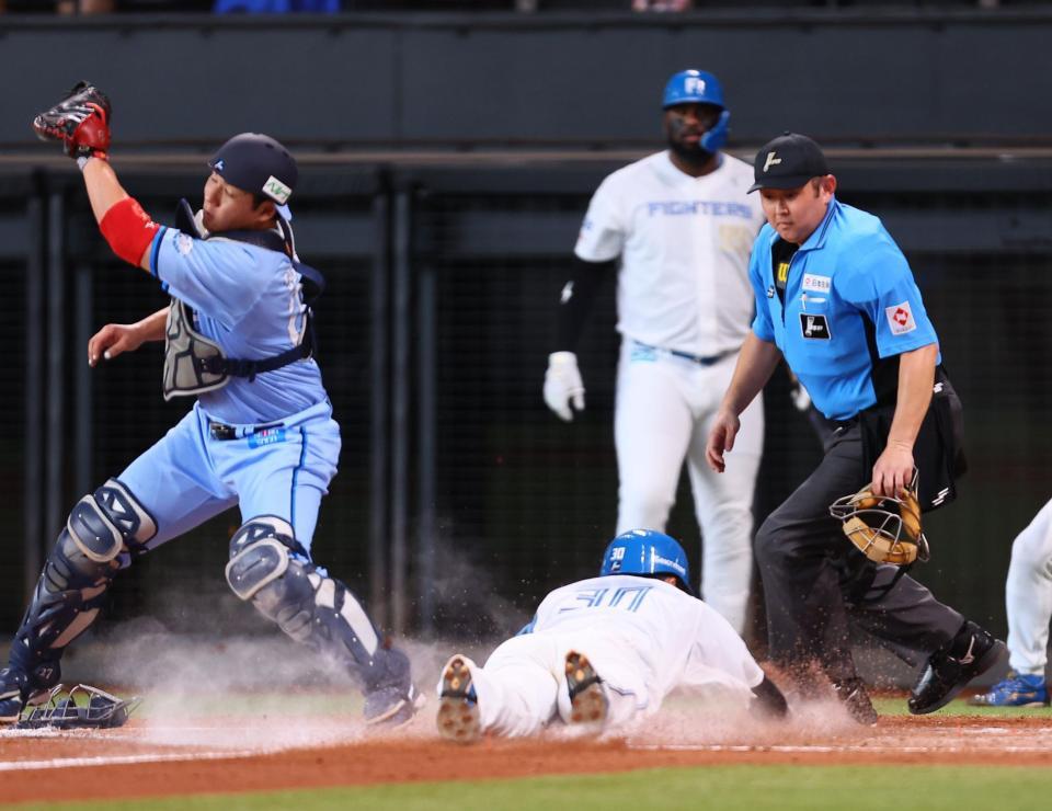 　３回、万波の２ランスクイズで生還した二走・郡司（撮影・中島達哉）