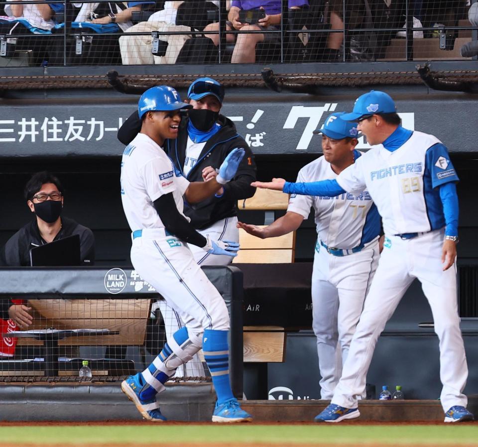 　３回、万波（左から２人目）が２ランスクイズを決め、笑顔を見せる新庄監督（中央）＝撮影・中島達哉