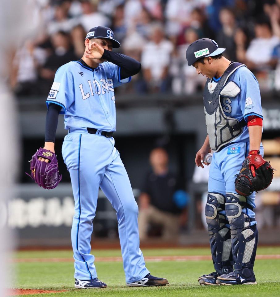 　４回、五十幡の打球が直撃し、苦悶の表情を浮かべる武内（左）＝撮影・中島達哉