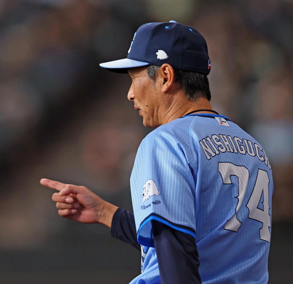 　４回、武内の交代を告げる西口監督（撮影・中島達哉）