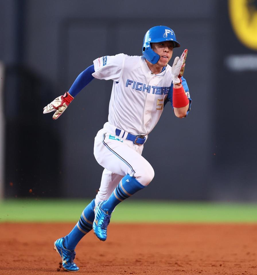 　３回、奈良間のバスターエンドランで三塁へ走る五十幡（撮影・中島達哉）