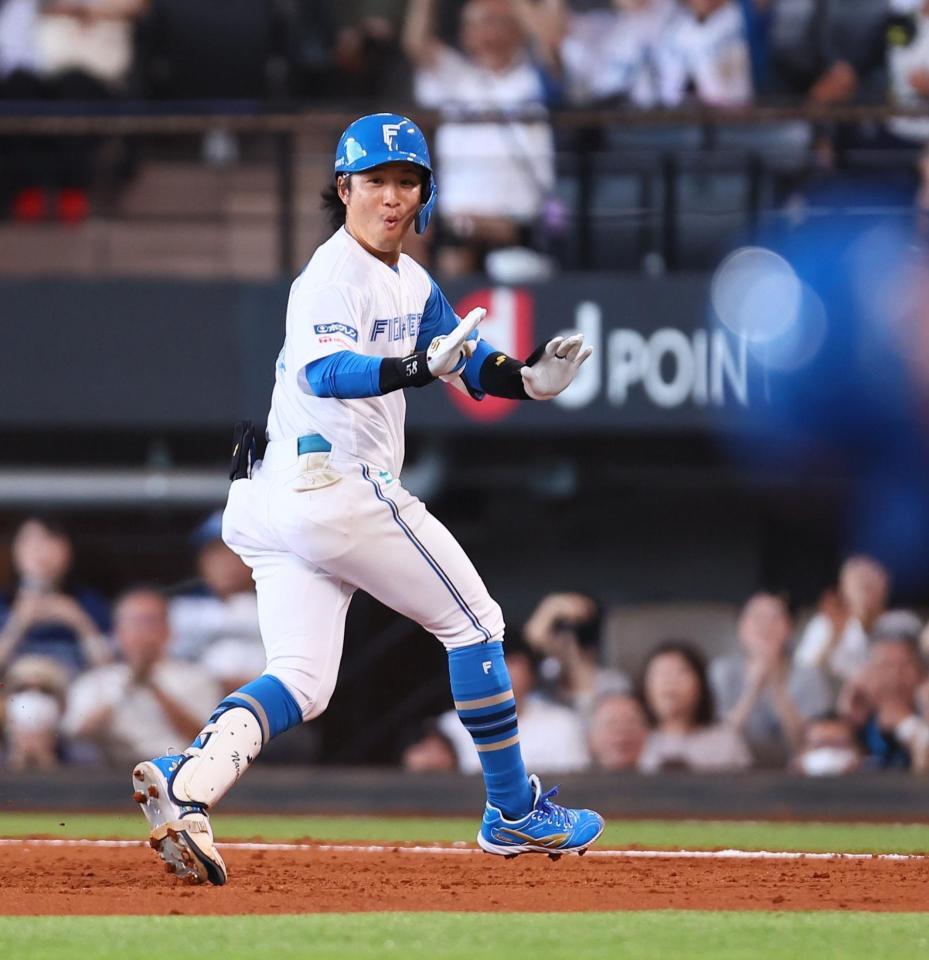 　３回、バスターエンドランを成功させ、驚いた表情を見せる奈良間（撮影・中島達哉）