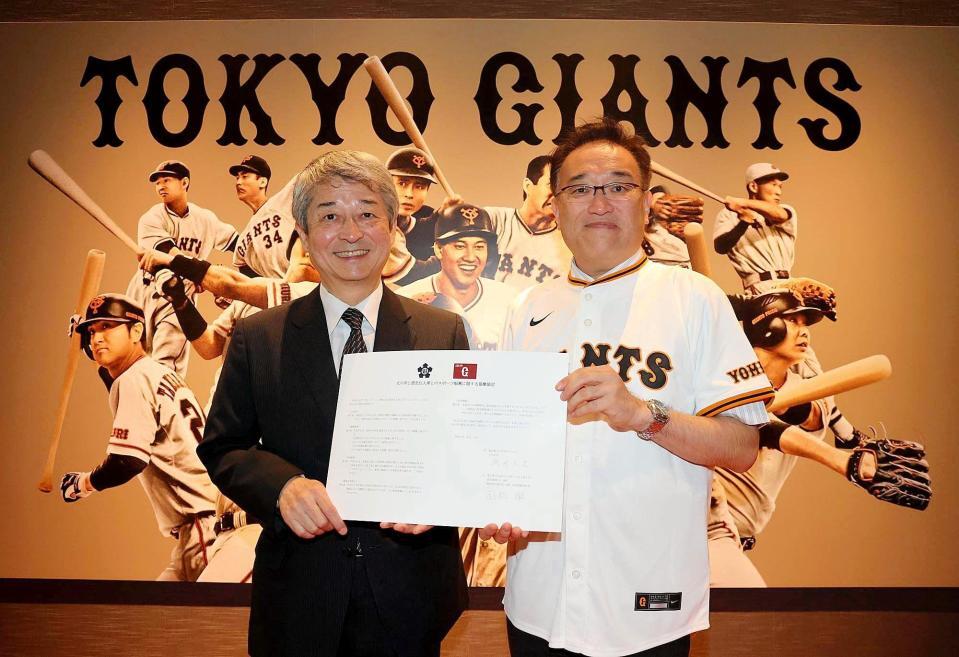 　スポーツ振興に関する協定を締結した国松徹球団社長（左）と立川市の酒井大史市長