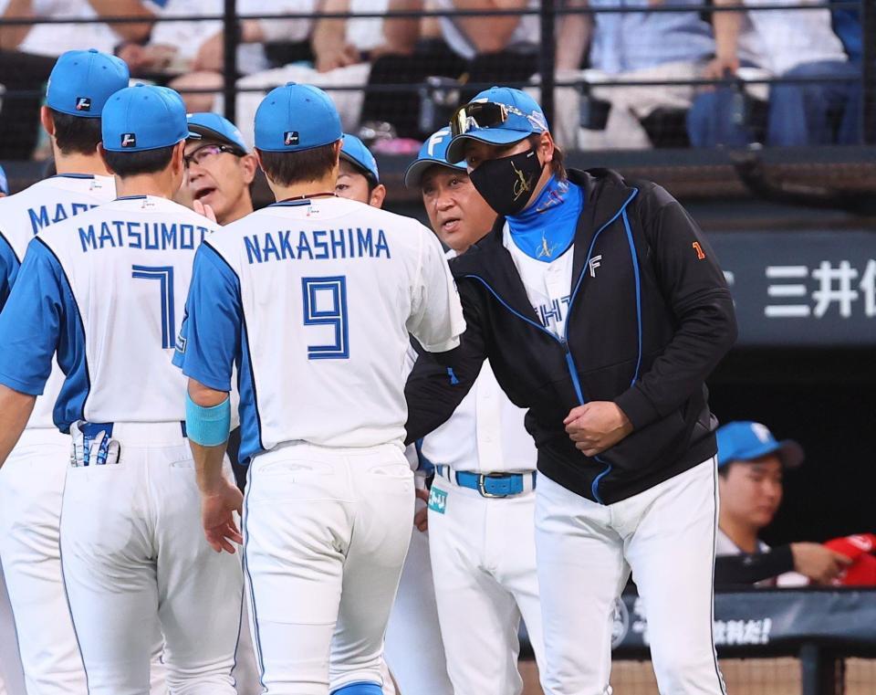 　ナインを迎える新庄監督（右）＝撮影・中島達哉