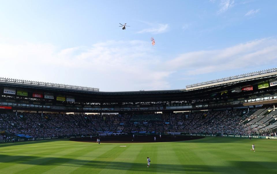 　ヘリコプターから始球式のボールがグラウンドに投下される（撮影・山口登）