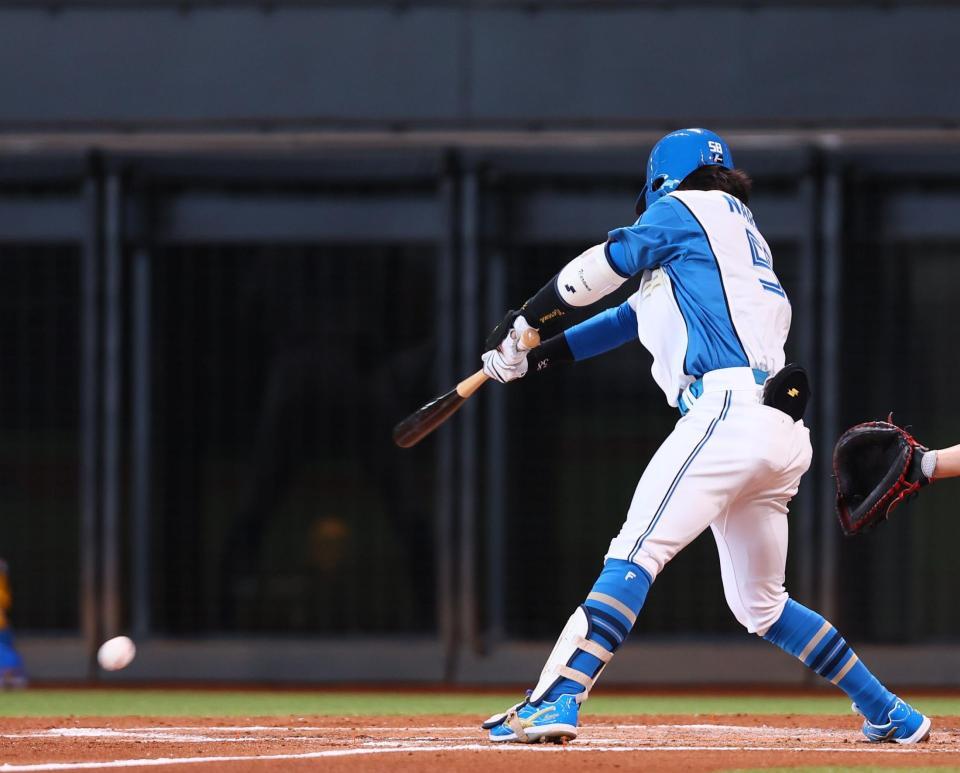 　４回、バスターエンドランを仕掛ける奈良間（撮影・中島達哉）