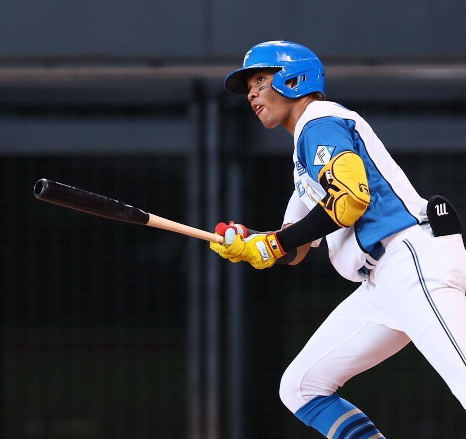 　３回、先制適時打を放つ水谷（撮影・中島達哉）