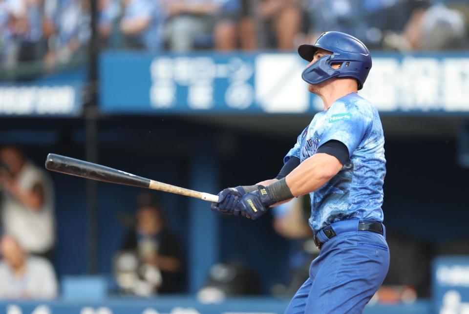 　２回、中越えに同点ソロを放つオースティン（撮影・金田祐二）