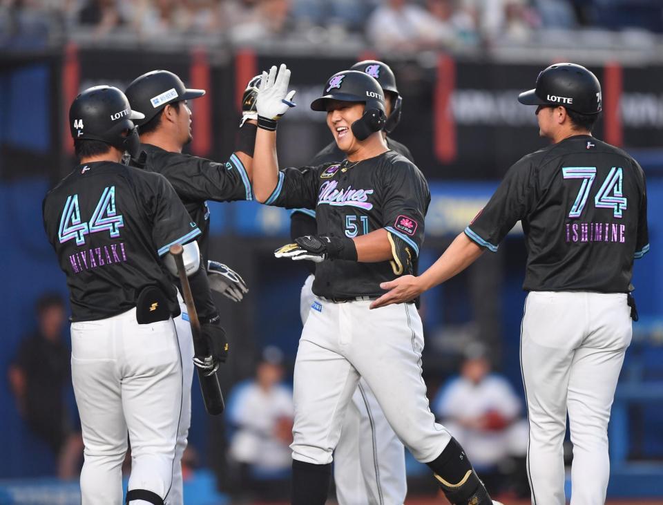 　２回、先制の左越え３ランを放ち池田（左から２人目）らナインとタッチを交わす山口（中央）＝撮影・開出牧