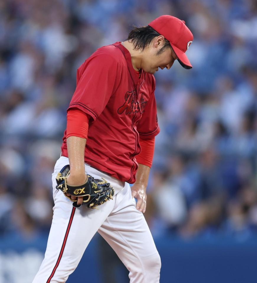 　３回、佐野に勝ち越しソロを浴び肩を落とす床田（撮影・金田祐二）