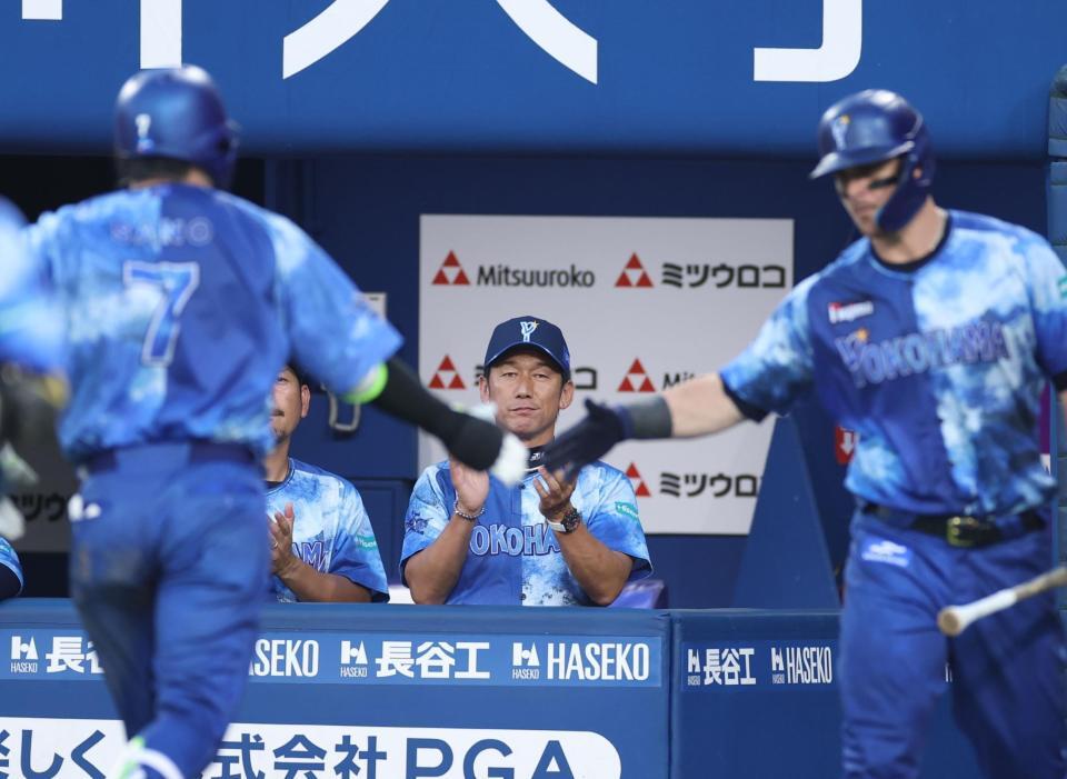 　３回、勝ち越しソロを放った佐野を迎えるオースティンに拍手の三浦監督（撮影・金田祐二）