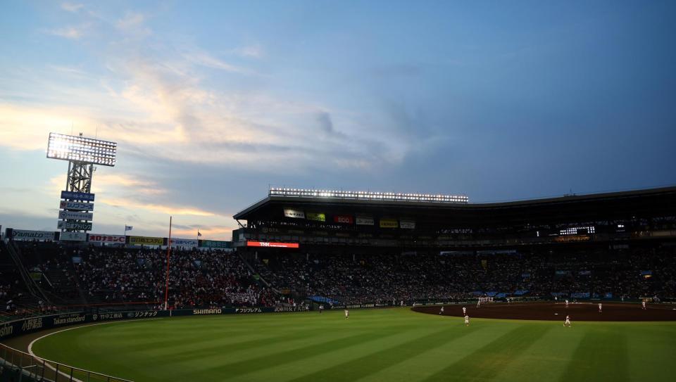 　開幕試合の創成館対小松大谷戦はナイター照明の下で行われる（撮影・山口登）