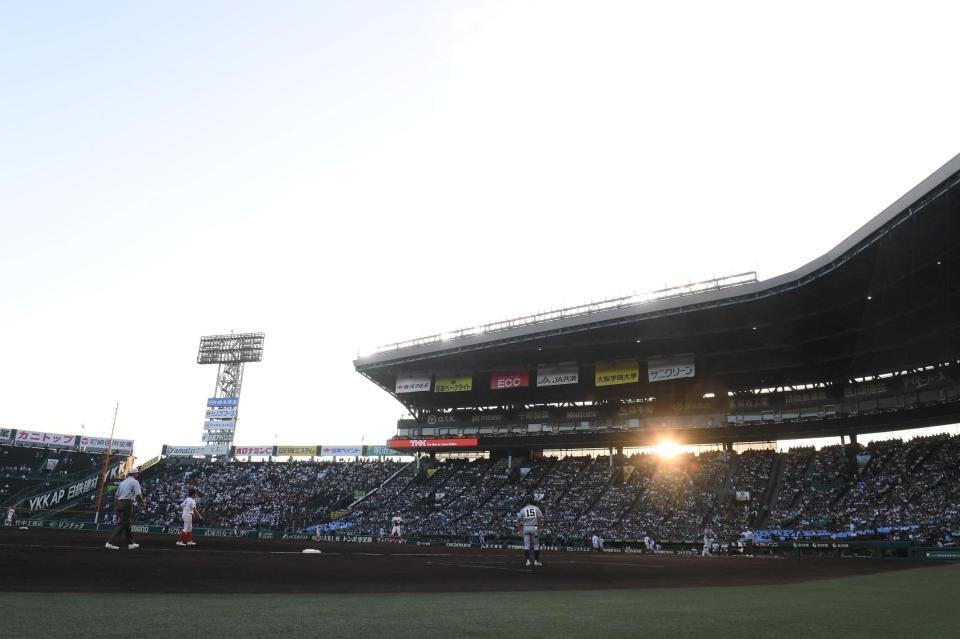 　１７時３０分から行われた開幕試合の創成館対小松大谷（撮影・西田忠信）