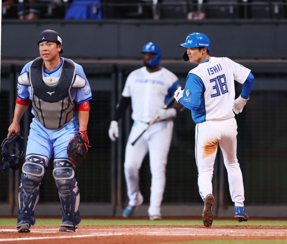 　３回、万波の２ランスクイズで生還した三走・石井（撮影・中島達哉）