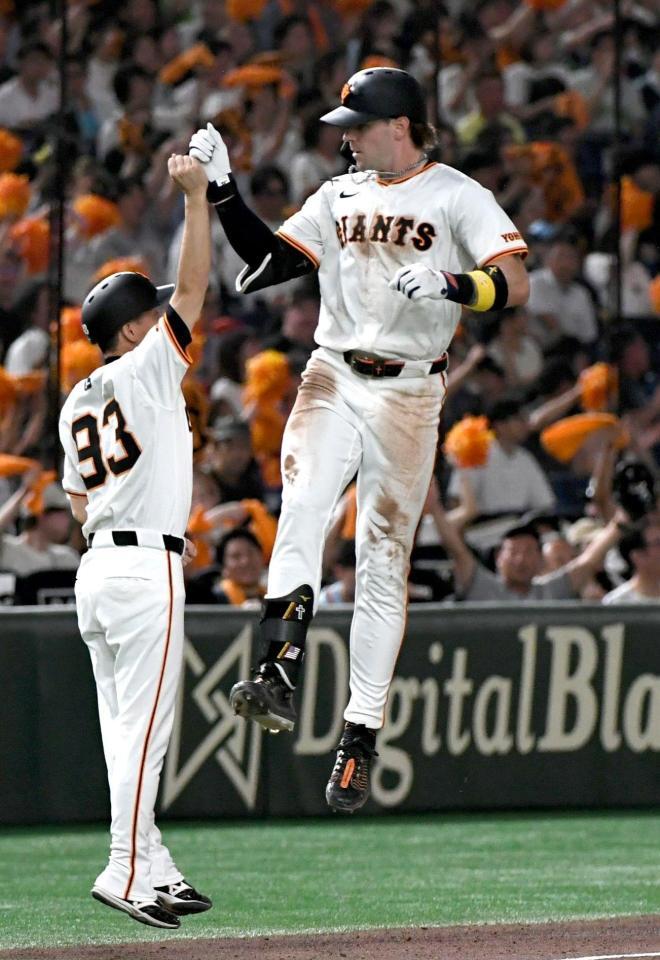 　４回、キャベッジは右越えにソロを放ち、ジャンプしながら本塁に向かう（撮影・佐藤厚）