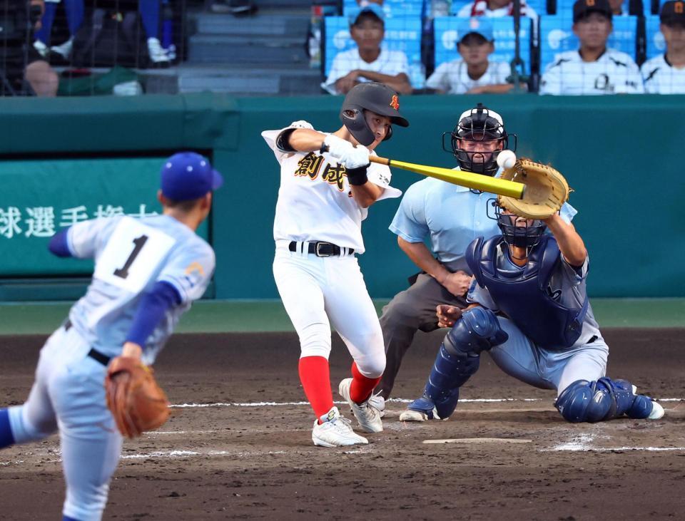 　３回、左前に勝ち越し２点適時打を放つ創成館・下川輝（撮影・山口登）
