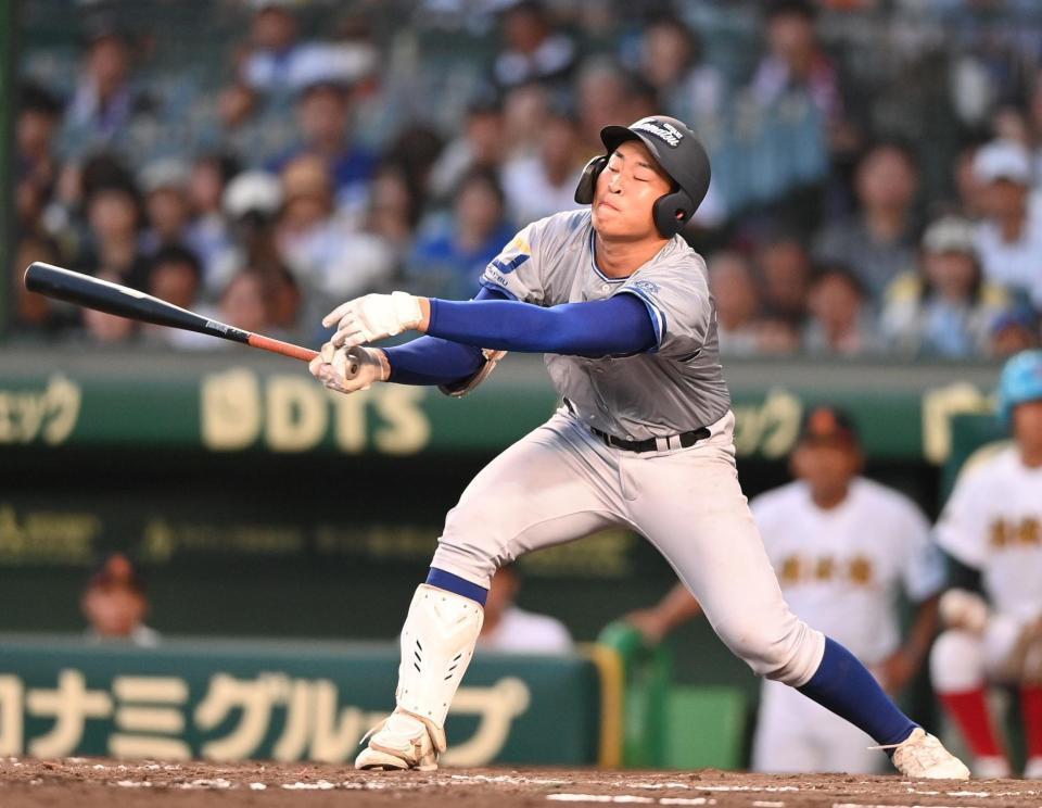 　５回、空振り三振に倒れる小松大谷・田西称（撮影・西田忠信）