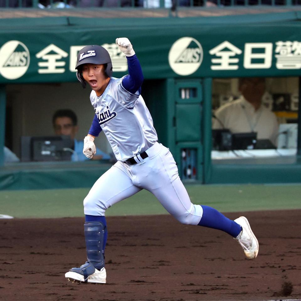 　１回、中前に先制適時打を放ちガッツポーズを見せる小松大谷・江守敦士（撮影・山口登）