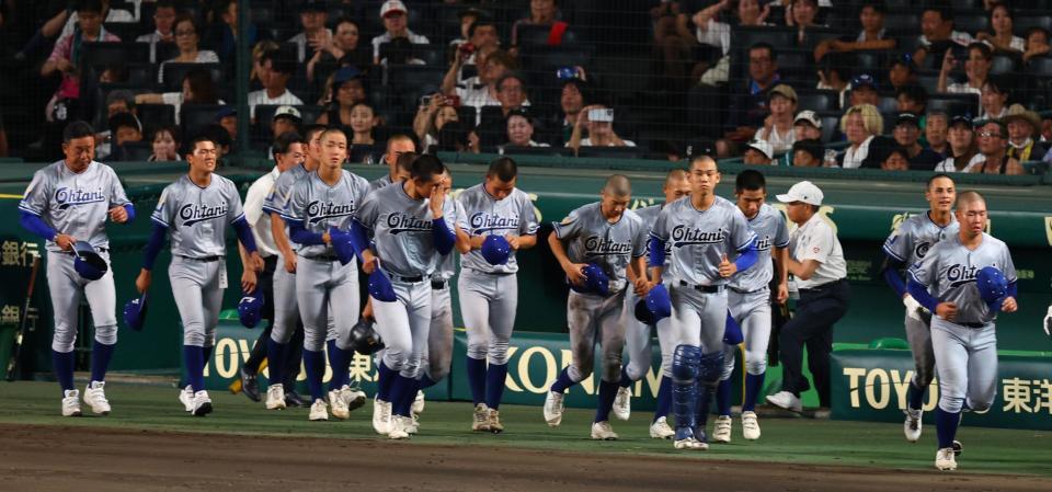 　初戦で敗れ肩を落とす小松大谷ナイン（撮影・山口登）