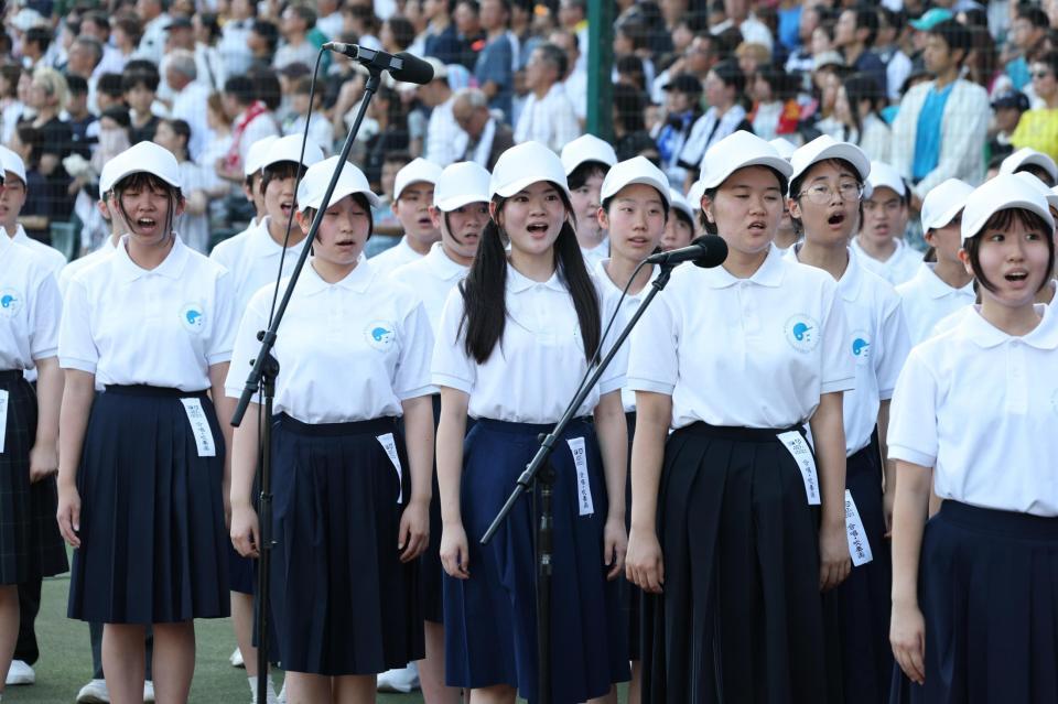 　開会式で合唱する関西合唱連盟の生徒たち（代表撮影）