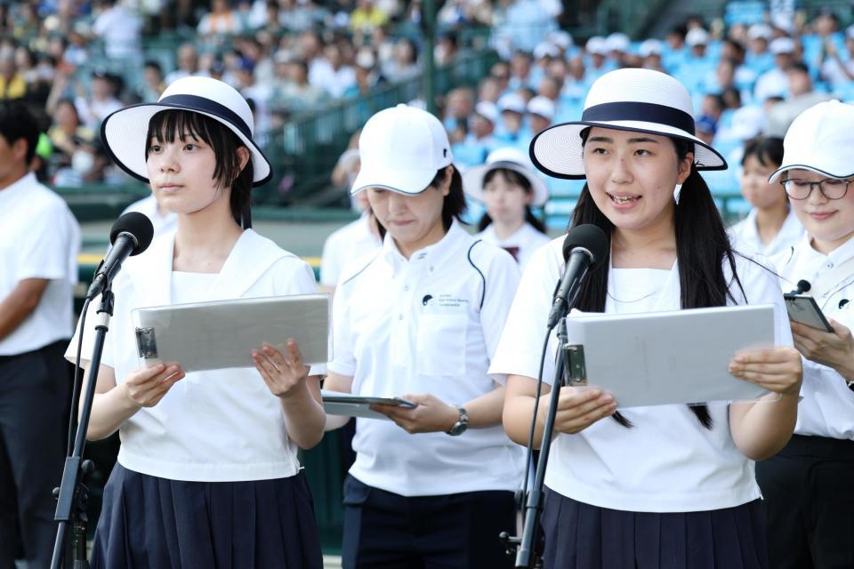 　開会式で司会を務める宮本リリさん（手前左）と竹内舞桜さん（同右）＝代表撮影
