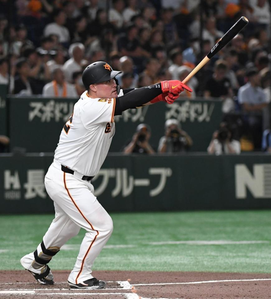 　７回、リチャードは右越えに同点ソロを放つ（撮影・佐藤厚）