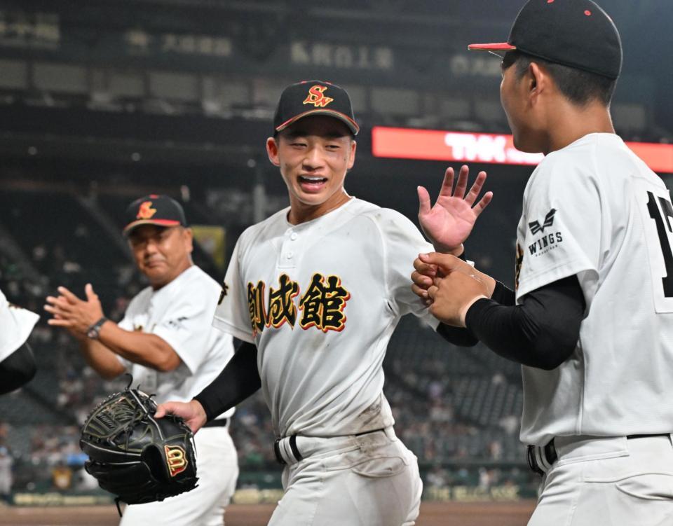 　小松大谷に勝利し、笑顔を見せる創成館・森下翔太（中央）。左奥は稙田龍生監督（撮影・中村太一）