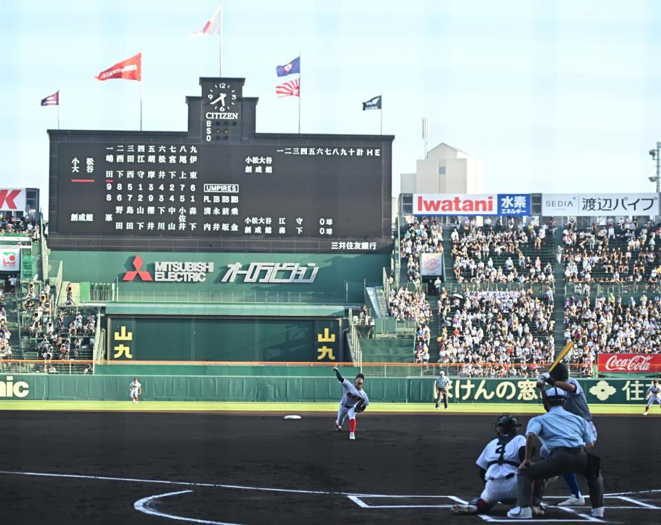 　１７時３０分に試合開始した小松大谷対創成館（撮影・西田忠信）