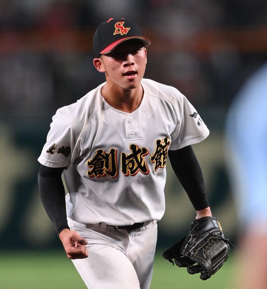 　小松大谷相手に完投勝利し、拳を握る創成館・森下翔太（撮影・西田忠信）