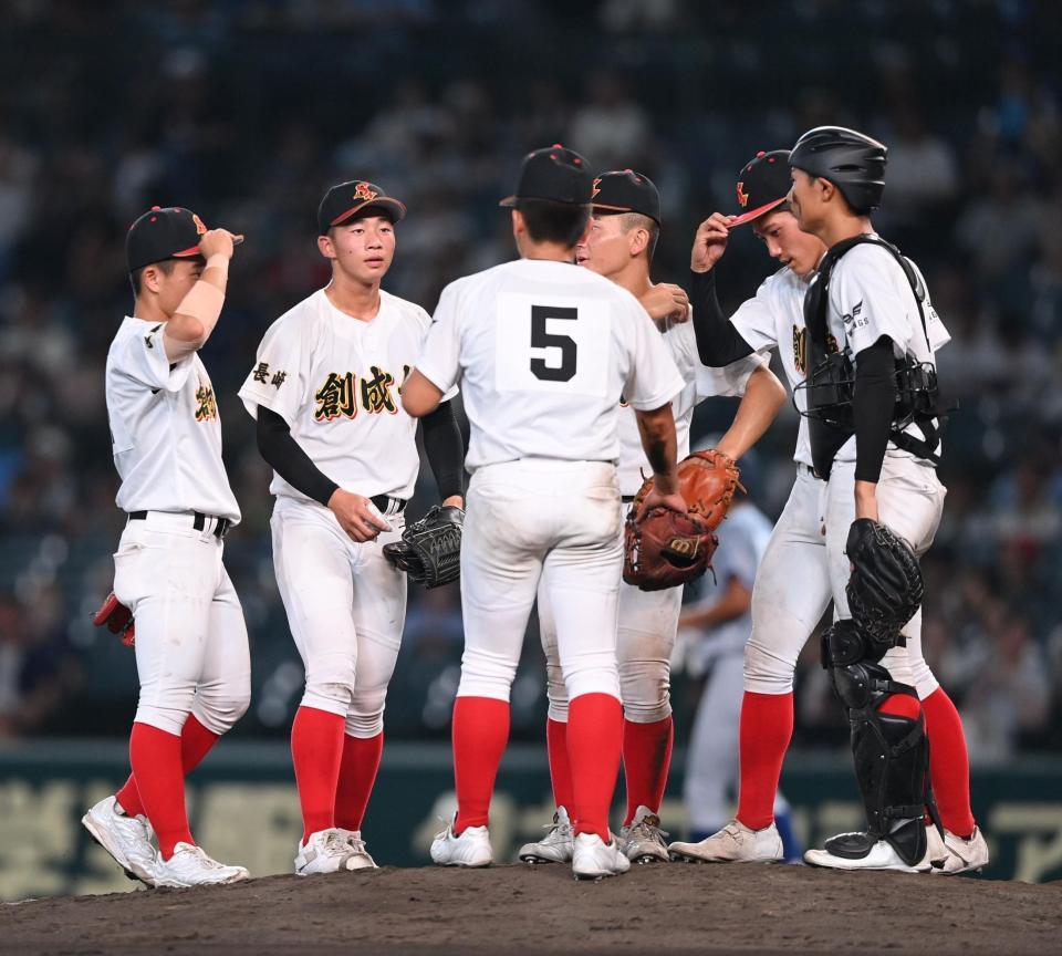 　７回、マウンドに集まる森下翔太ら創成館ナイン（撮影・西田忠信）