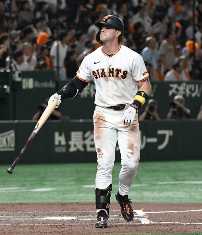 　８回、キャベッジは左中間に勝ち越しの３ランを放つ（撮影・佐藤厚）